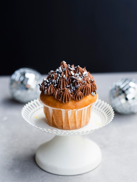 Foto gratuita muffin sabroso de alto ángulo y globos de discoteca