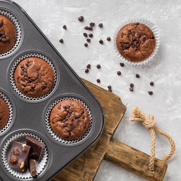 Muffin sabroso laico plano con chocolate