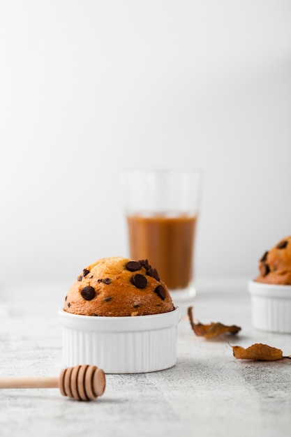 Muffin de vista frontal con chocolate y miel