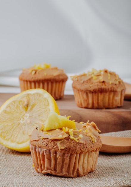 Muffin de vista frontal con medio limón sobre la mesa