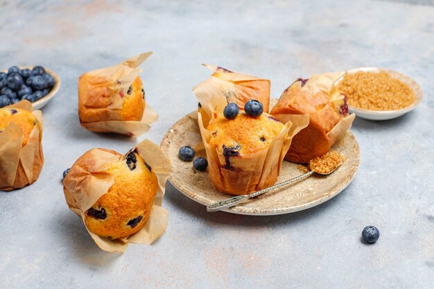 Muffins de arándanos deliciosos caseros frescos.