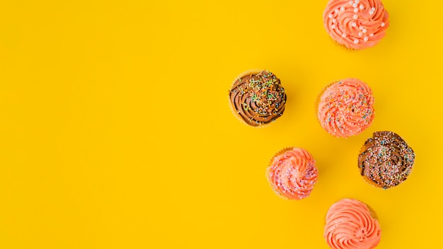 Muffins con aspersión y crema batida