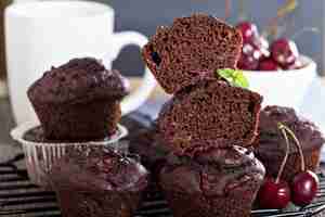 Foto gratuita muffins de chocolate con cereza