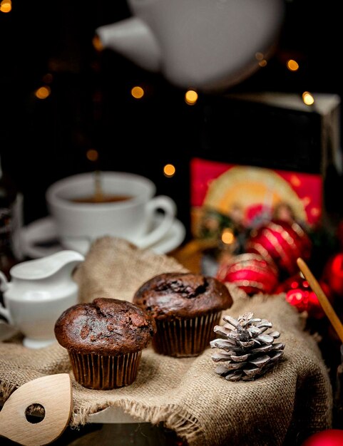 Muffins de chocolate y piña sobre la mesa