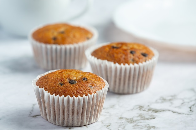 Muffins de chocolate en suelo de mármol blanco