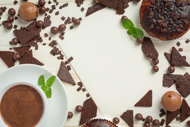 Muffins de chocolate en la superficie de madera blanca. Concepto del Día Mundial del Chocolate