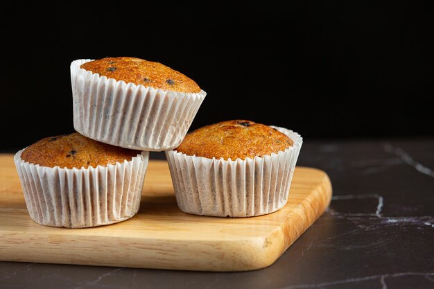 Muffins de chocolate en tabla de cortar de madera