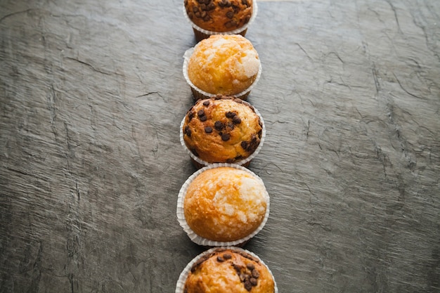 Foto gratuita muffins colocados en línea