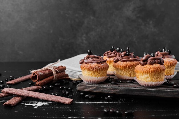 Muffins con crema de cacao sobre una tabla de madera