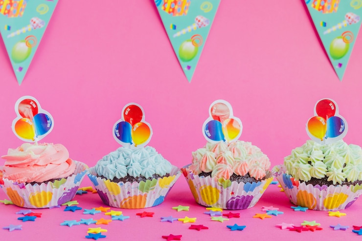 Foto gratuito muffins decorados para la fiesta de cumpleaños