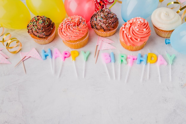 Muffins y escritura feliz cumpleaños