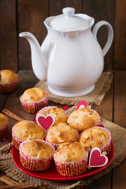 Muffins de frutas con nuez moscada y pimienta de Jamaica en una cesta de mimbre sobre una mesa de madera