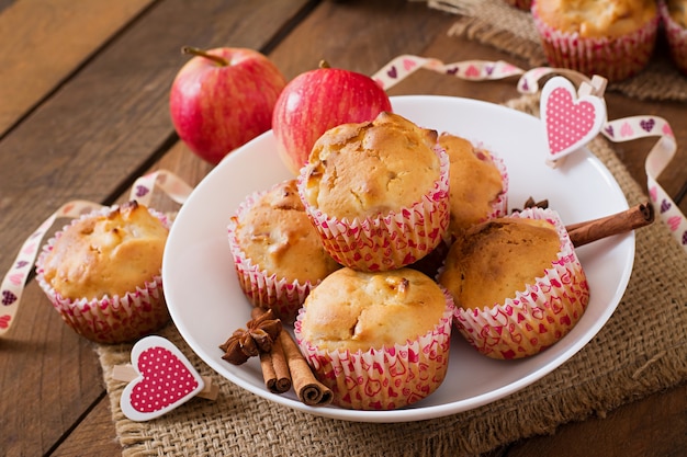 Muffins de frutas con nuez moscada y pimienta de Jamaica en una cesta de mimbre sobre una mesa de madera