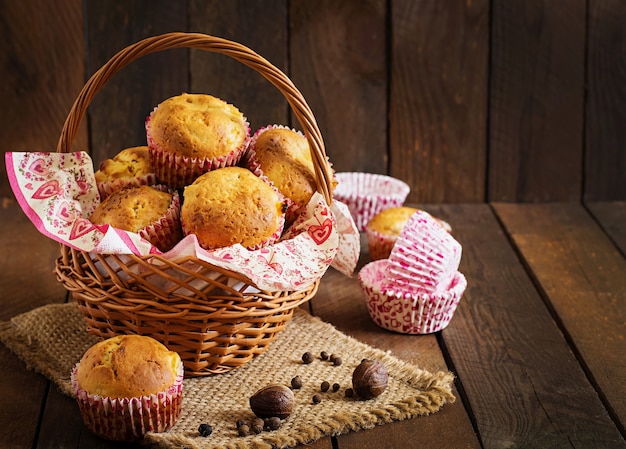 Muffins de frutas con nuez moscada y pimienta de Jamaica en una mesa de madera