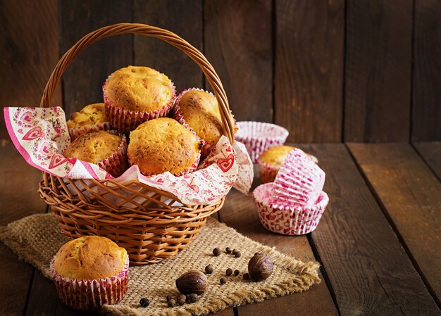 Muffins de frutas con nuez moscada y pimienta de Jamaica en una mesa de madera