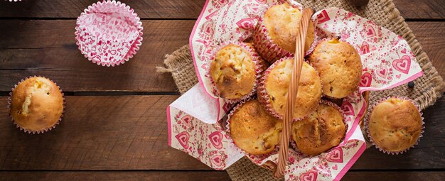 Muffins de frutas con nuez moscada y pimienta de Jamaica en una mesa de madera