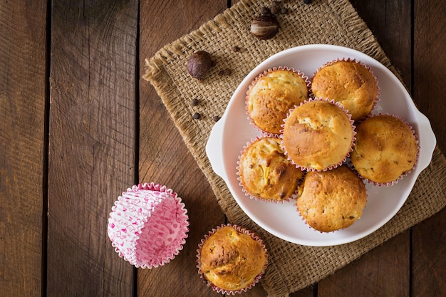 Foto gratuita muffins de frutas con nuez moscada y pimienta de jamaica en una mesa de madera