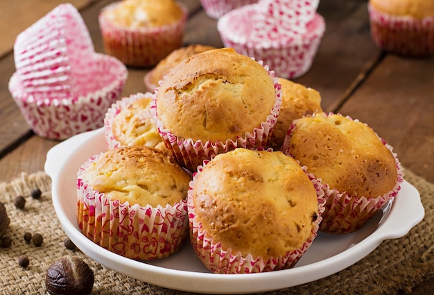 Muffins de frutas con nuez moscada y pimienta de Jamaica en una mesa de madera