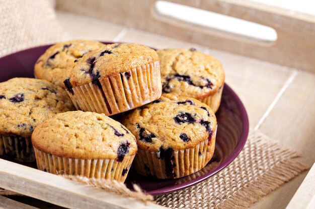 Muffins de plátano y arándanos saludables en una bandeja