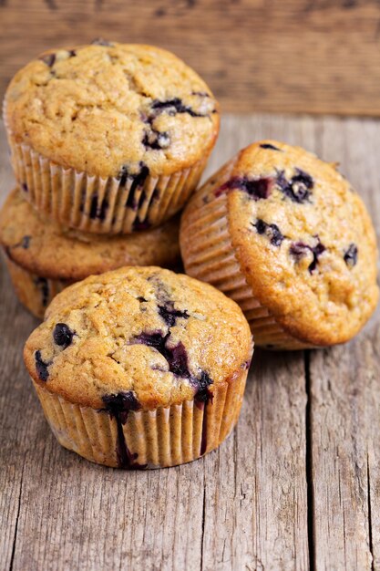 Muffins de plátano y arándanos saludables en una mesa de madera