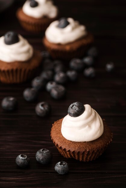 Muffins de primer plano con arándanos