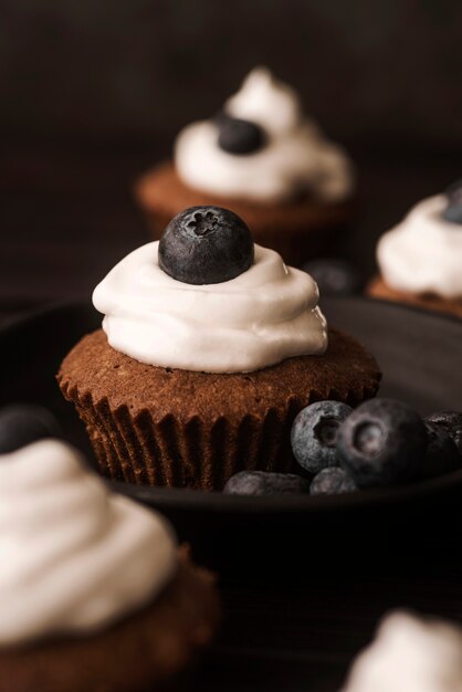 Muffins de primer plano con arándanos