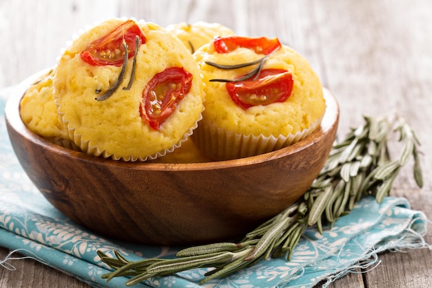 Foto gratuita muffins salados con harina de maíz