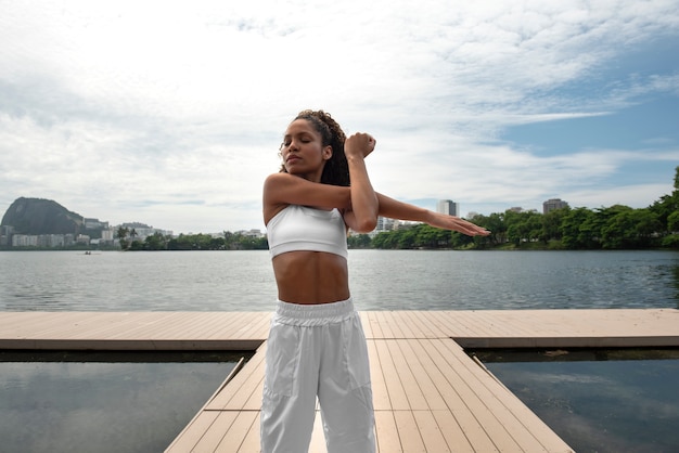 Mujer con abdominales visibles haciendo ejercicio.