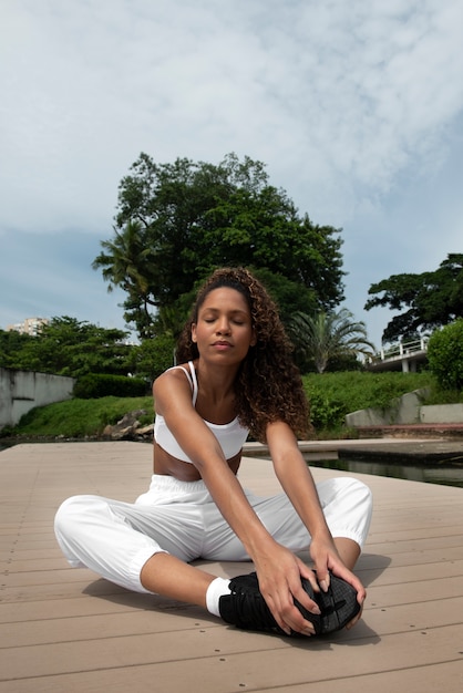 Mujer con abdominales visibles haciendo ejercicio.