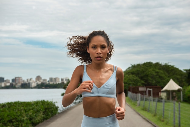 Foto gratuita mujer con abdominales visibles haciendo ejercicio.