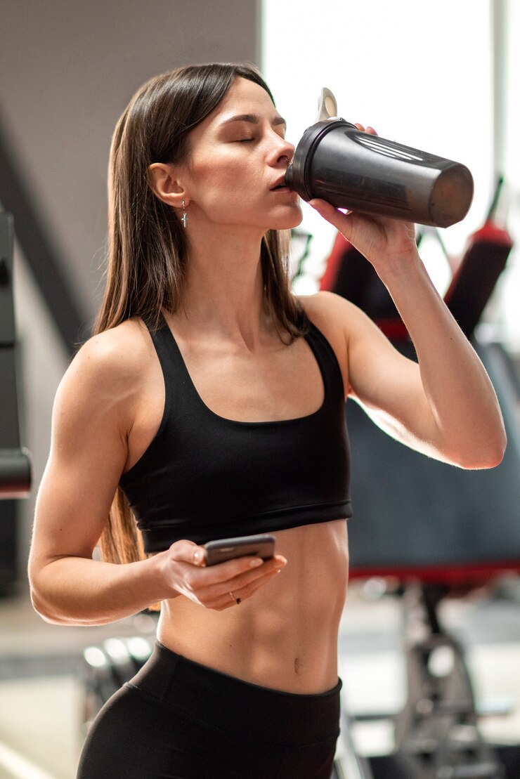 Foto gratuito mujer con abdominales visibles haciendo fitness