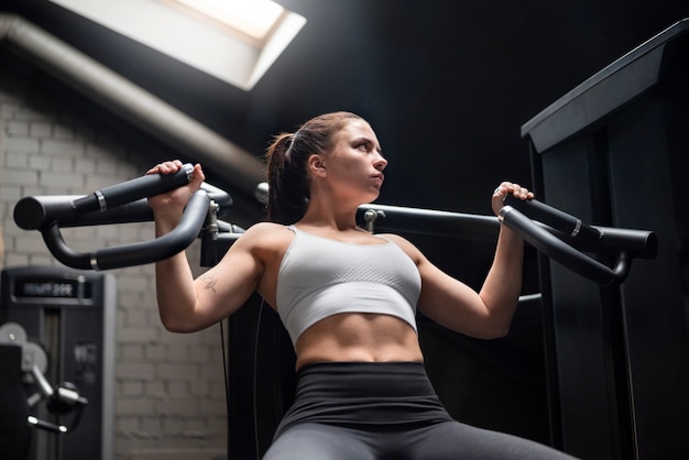 Mujer con abdominales visibles haciendo fitness