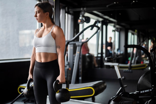 Mujer con abdominales visibles haciendo fitness