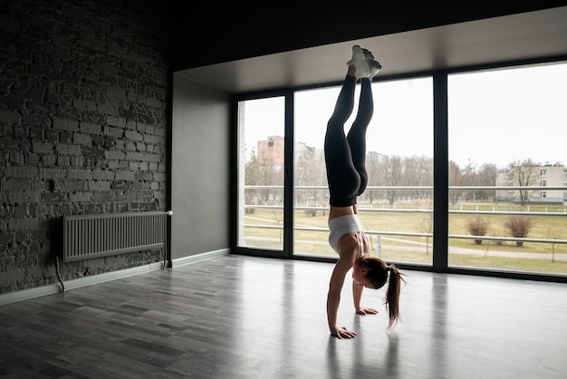 Mujer con abdominales visibles haciendo fitness