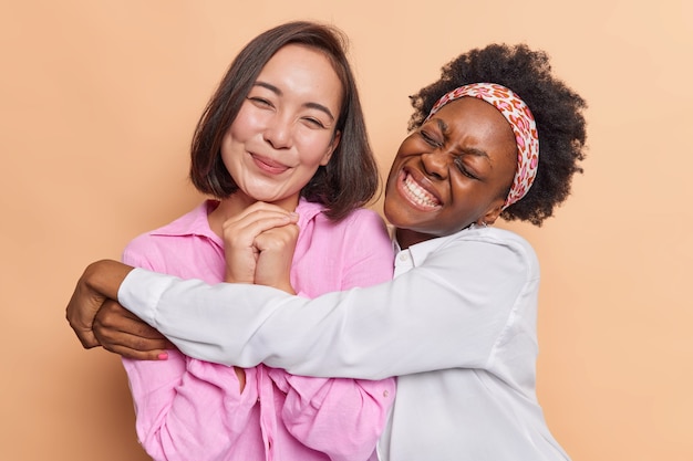 Foto gratuita mujer abraza a su mejor amiga la extrañaba