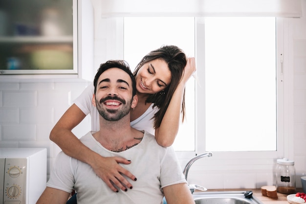 Mujer abrazando hombre desde atrás