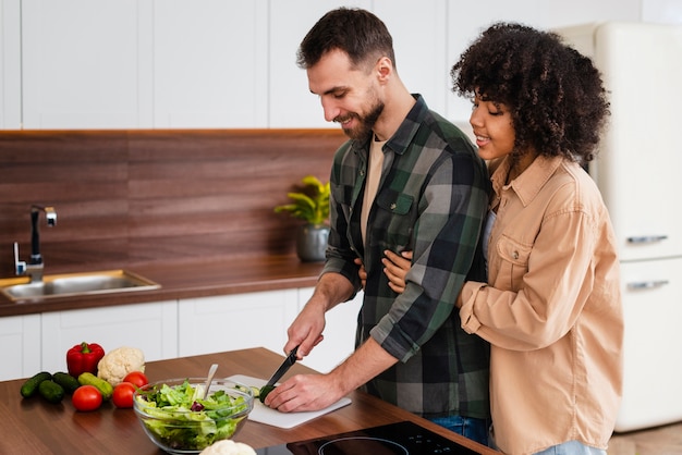 Foto gratuita mujer abrazando hombre cocinando