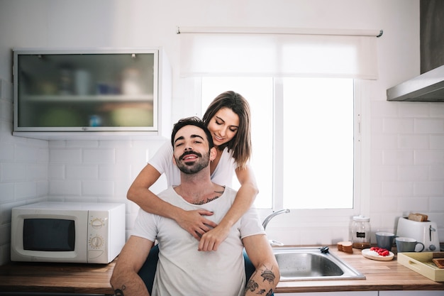 Mujer, abrazando, hombre, lovingy, en, cocina