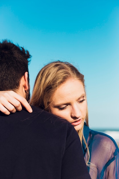 Foto gratuita mujer abrazando a hombre en la playa