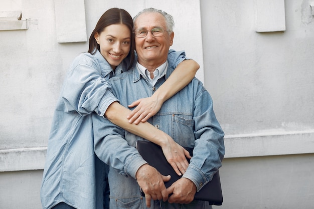 Mujer abrazando a su abuelo