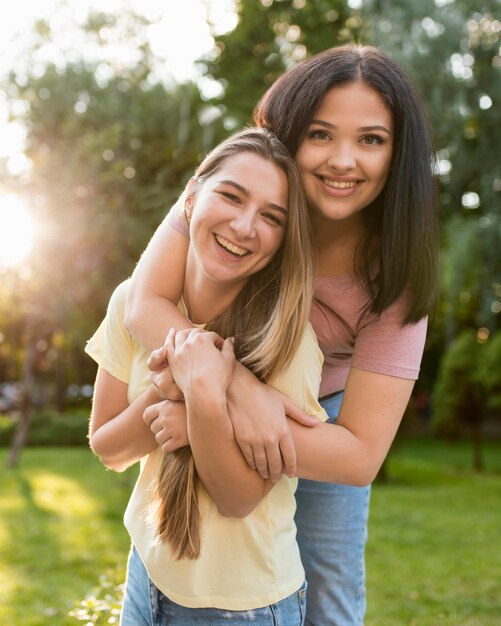 Mujer abrazando a su amiga por detrás