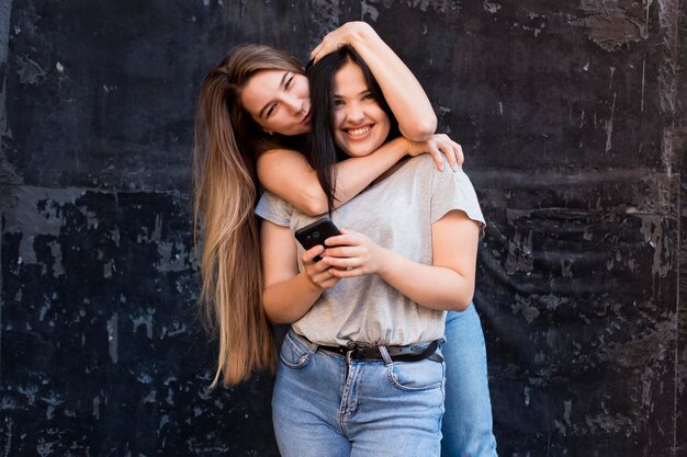 Mujer abrazando a su mejor amiga