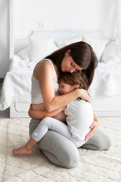 Mujer abrazando a su niña