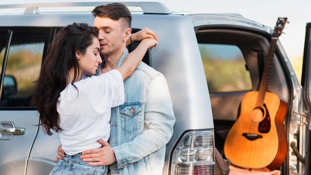 Mujer abrazando a su novio concepto de viaje