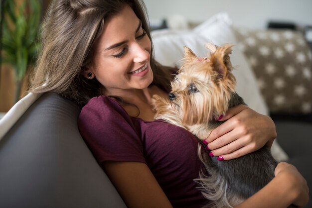 Mujer abrazando a su perrito