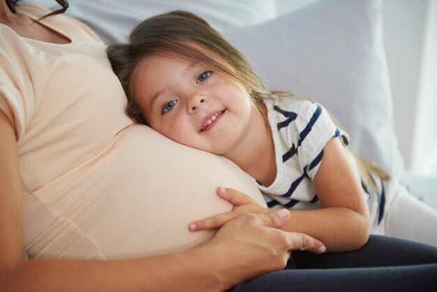 Mujer abrazando a sus dos hijos