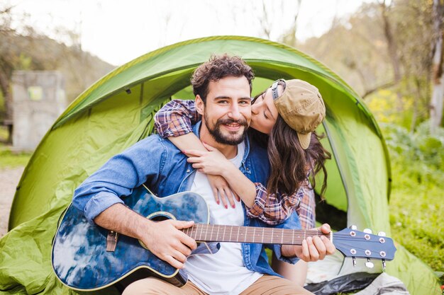 Mujer, abrazar, y, besar, hombre, con, guitarra