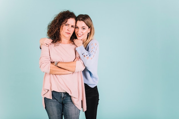 Foto gratuita mujer, abrazar, disgustado, madre