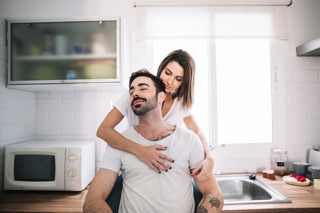 Mujer, abrazar, hombre, en, cocina