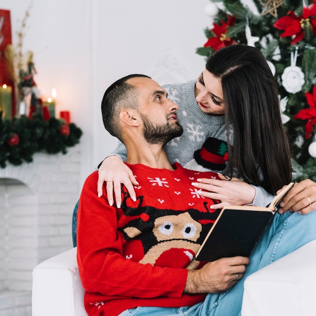 Foto gratuita mujer, se abrazar, hombre, con, libro